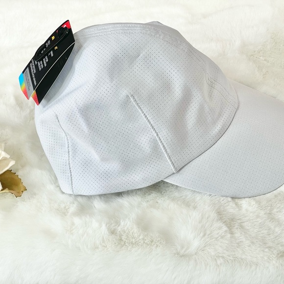 New with tag WOMENS UNDER ARMOUR UA VENT Running HAT adjustable Pale grey w/grey - Picture 2 of 5